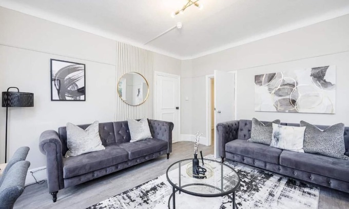 Southend-on-Sea Apartment | Modern & Comfy 2BR City Centre Near High St by Luxiety Stays