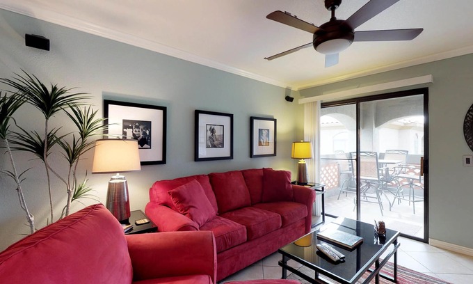 Tucson Condo | Modern condo near golf with a shared pool, hot tub