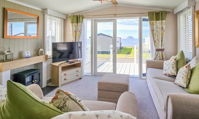 Lendalfoot Ski Chalet | Modern, contemporary holiday home facing the sea.