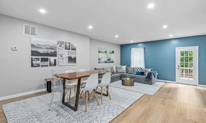 Lake Ridge House | Modern & Contemporary Lake Ridge Townhouse w/Deck