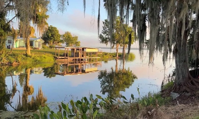 Lake Panasoffkee House | Modern Conveniences with Old Florida Charm