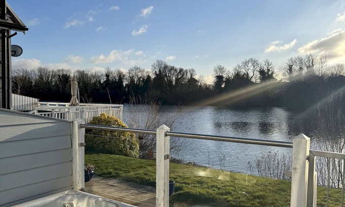 South Cerney House | Modern Cotswold Home w/Hot Tub