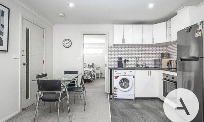 Hughes Cottage | Modern cottage central location