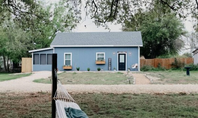 New Braunfels Cottage | Modern Country Cottage w/Brand New Screened-In Porch and Hot Tub