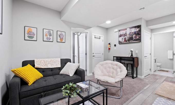 Southwest Calgary House | Modern & Cozy 1 Bedroom Suite in SouthWest Calgary - Free Parking + Fast Wifi