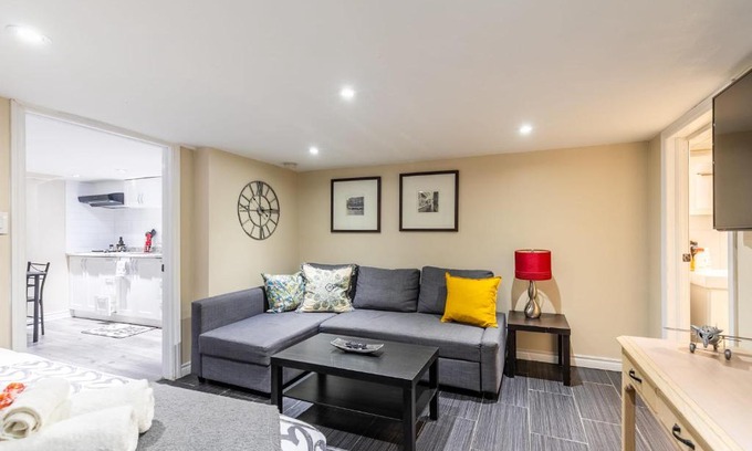 Earlscourt Apartment | Modern & Cozy 1BR Condo Unit - Heart Of St Clair West