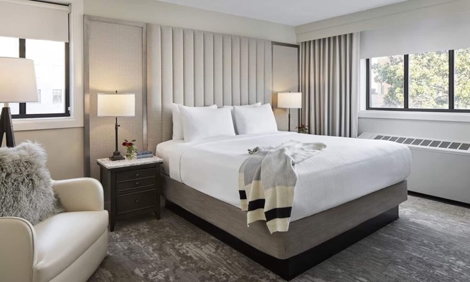 Capitol Hill Hotel | Modern DC Suite - Pet Friendly | Full Kitchen & Dining | Near National Landmarks