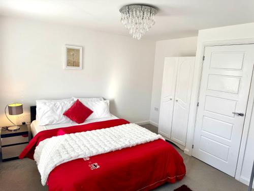 Wellingborough House | Modern Double Room with Desk,Netflix, Wifi and Free Parking Near Wellingborough Centre