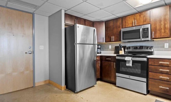 Downtown Des Moines Apartment | Modern Downtown Apt 1 Block from Arena with Gym