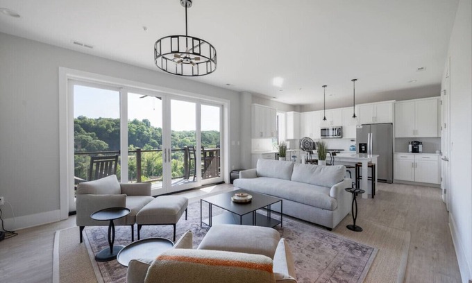 Central Business District Apartment | Modern Downtown Condo with River Views