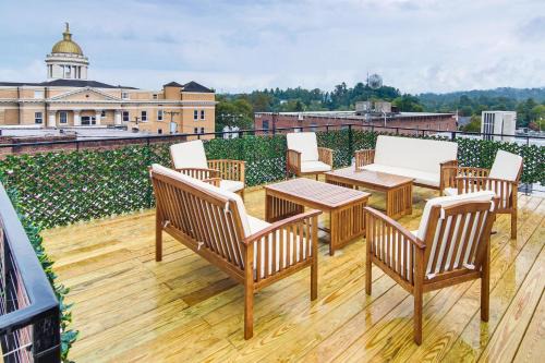 Hendersonville Apartment | Modern Dtwn Condo with Balcony in Hendersonville