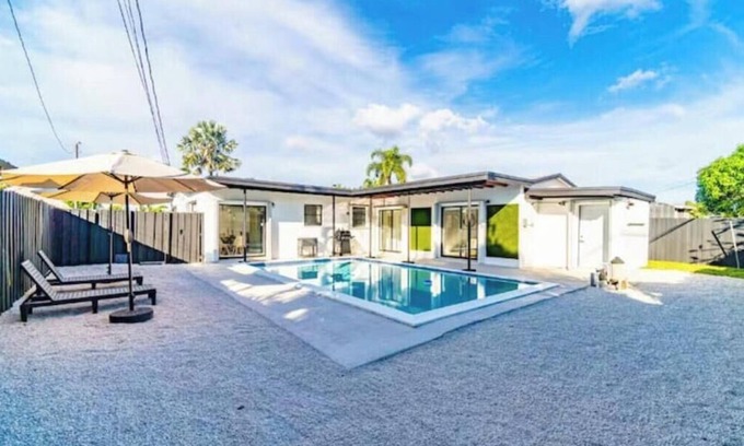 Driftwood House | Modern & Elegant Home Private Heated Pool