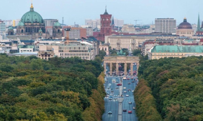 Friedrichshain Apartment | Modern Family Retreat with Stylish Comfort and Playful Charm