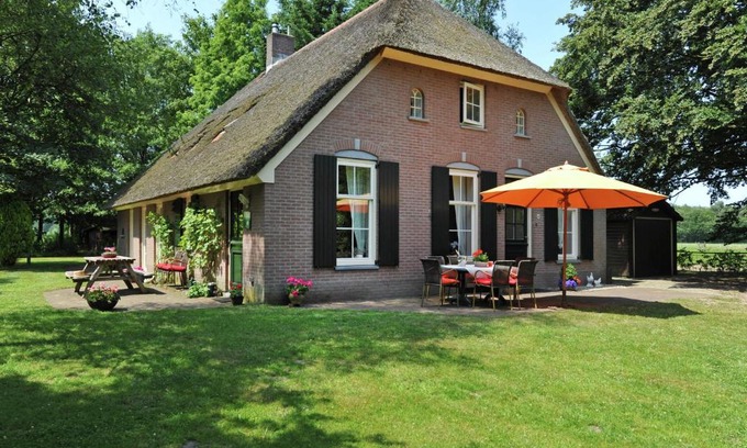 Emst House | Modern farmhouse in Emst with a beautiful terrace and garden