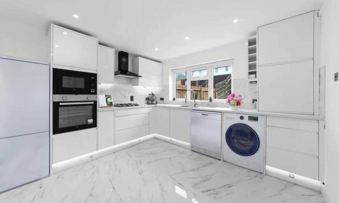 Five Oak Green House | Modern Fashionably Refurbished 4 bedroom Home with Wi-Fi