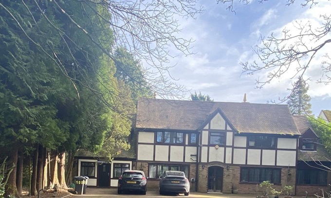 Sutton Coldfield Apartment | Modern fully independent studio on golf-course.