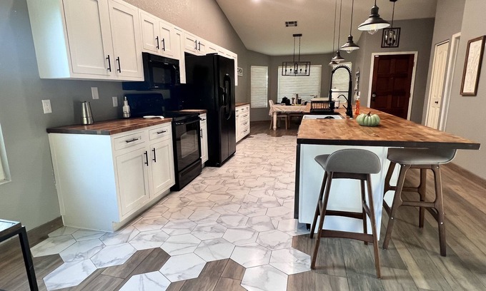 Deer Valley House | Modern Glendale Getaway/Mins from I-17 & 101/6 Flags, Hiking & Golf close by