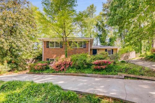 Mountain Brooke House | Modern Hideaway Sleeps 14 Backyard & WiFi