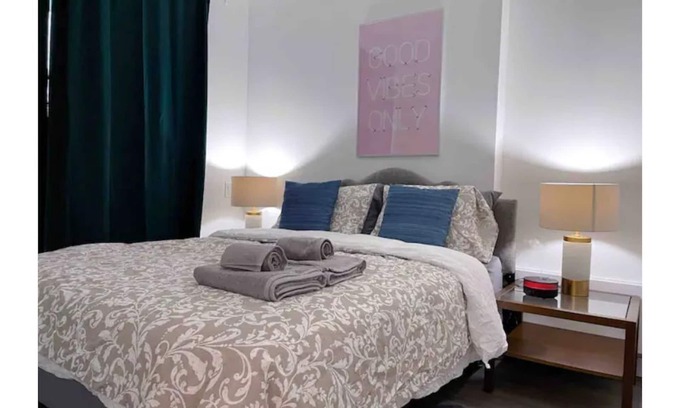 Surrey Condo | *Modern Highrise Apt* w/parkin+ skytrain + wifi