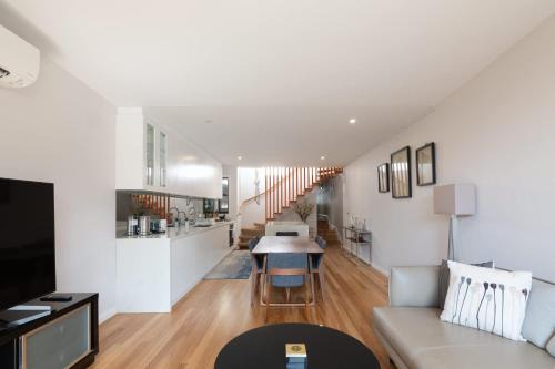 Erskineville House | Modern Home in Erskineville w AC and Parking