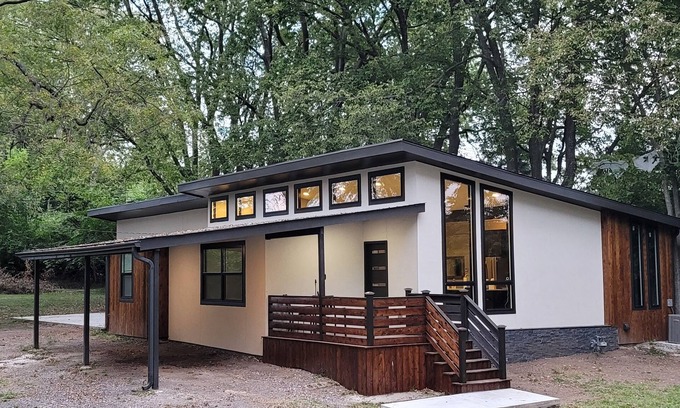 Independence House | Modern Home in Natures Warmth with Great Location