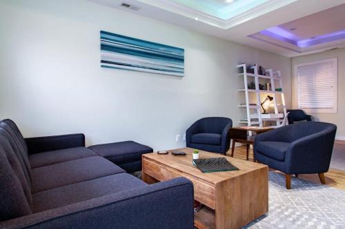 Hill East House | MODERN HOME NEAR CAPITOL HILL - Walk to METRO subway