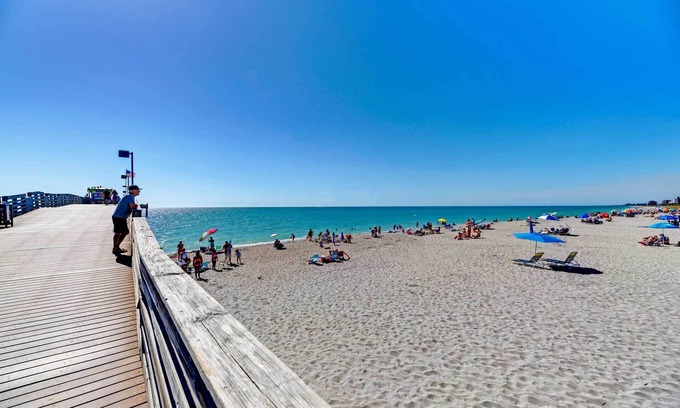 Venice Gardens Cottage | Modern Home w/Screened-in Pool: 4 Mi to the Beach