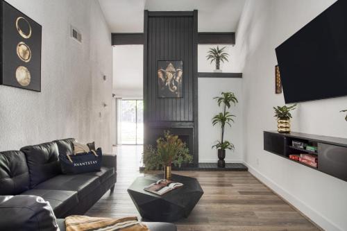 South River City House | Modern Home w Shared Pool Yard Prime Location Fairlawn Lane B by AvantStay
