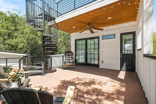 Chestnut House | Modern Home with Casita - Balcony & Mins to DT ATX