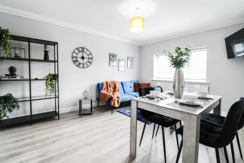 Luton House | Modern House with Gated Driveway and Free WiFi