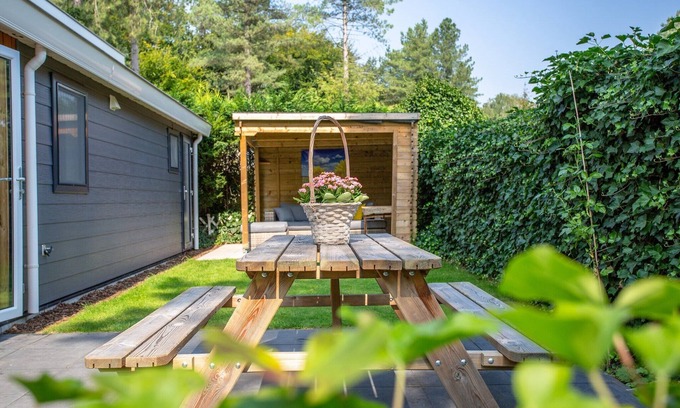 Rhenen Ski Chalet | Modern house with roof in Rhenen