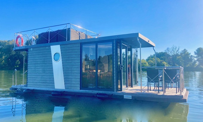 Ketzin/Havel Boat Rental | Modern houseboat for up to 5 people on the Havel without a license