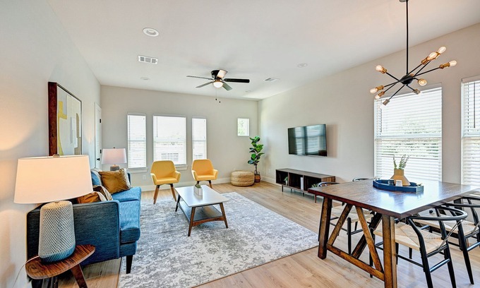 Northside Apartment | Modern HTX Apt: Free Wi-Fi, A/C, Full Kitchen, Free Parking