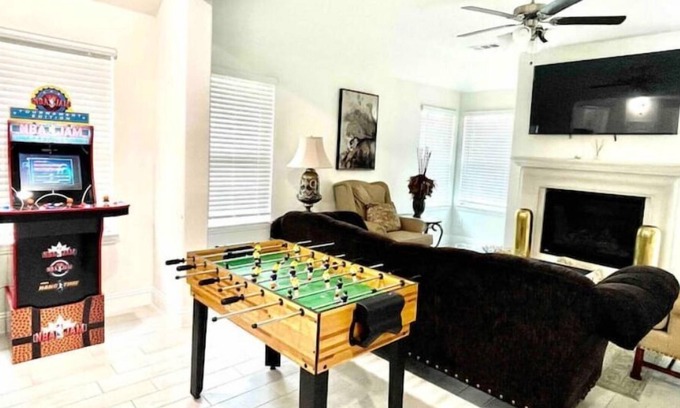 Wylie Villa | Modern I Arcade I 7 bd w/ C-Pool