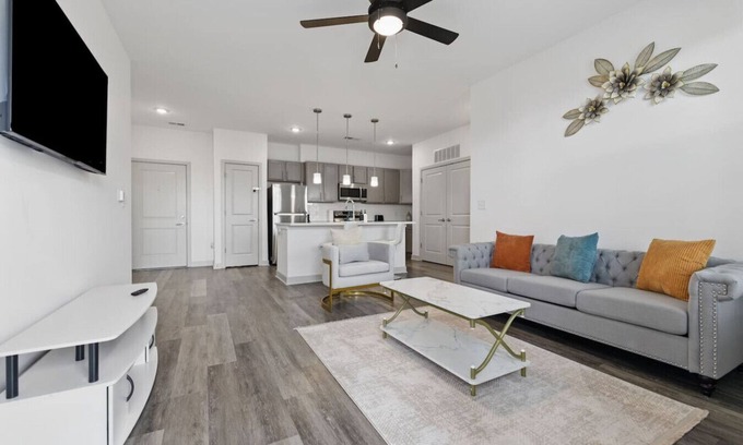 Whitestown Apartment | Modern King Bed | Relax & Stay