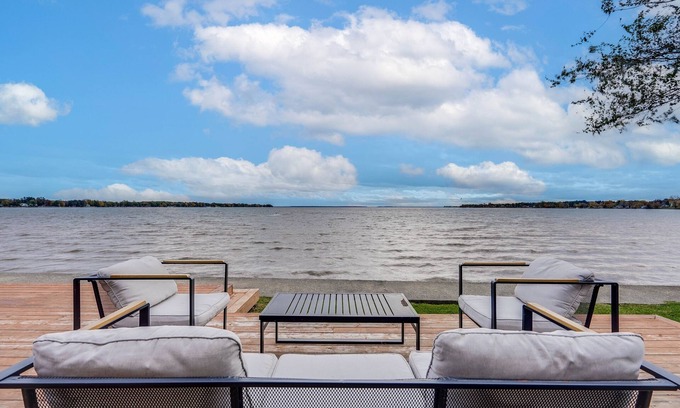 Venise-en-Quebec Villa | Modern Lake House with Spa on Champlain Lake, Venise-en-Québec
