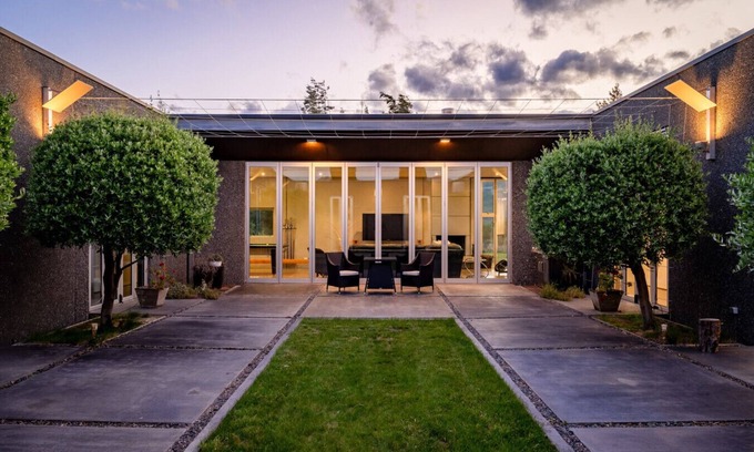 Wanaka Villa | Modern Living with breathtaking views of Lake Wanaka