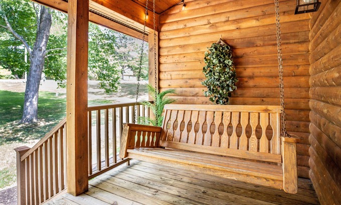 Ruby Cabin | Modern Log Cabin - Pond- Fire Pit- Playground-WiFi