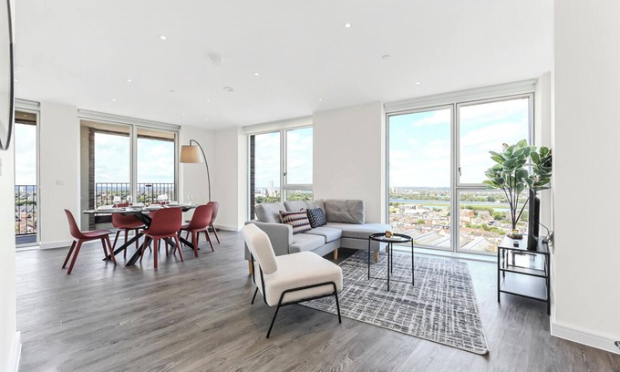 Streatham Apartment | Modern Luxurious 3BR Flat with Lovely Views