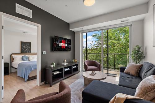 Downtown Minneapolis Apartment | Modern Luxury 1Bd Condo In Downtown Minneapolis, Minutes From Minneapolis Convention Center & US Bank Arena