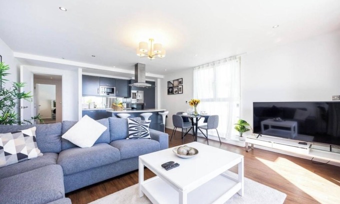 Docklands Apartment | Modern Luxury 2-Bedroom Flat in London Excel