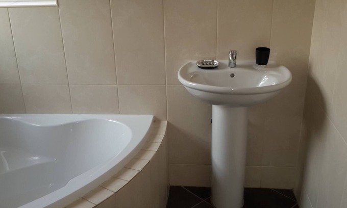 Germiston Apartment | Modern, Luxury Apartment with DSTV, Pool and 24 Security
