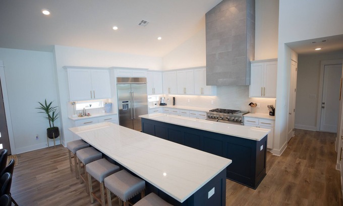 Malakoff House | Modern Luxury on Cedar Creek Lake, Private Pool!