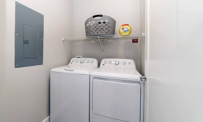 Winter Garden Apartment | Modern LuXuRy Unit in beautiful Down Town Winter Garden with WIFI, Cable & POOL