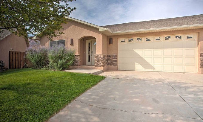 Moab South Valley House | Modern Moab Townhome with Shared Pool & Hot Tub!