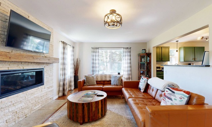 Edwards House | Modern, mountain-view townhome with fireplace & W/D - walk to Riverwalk & park