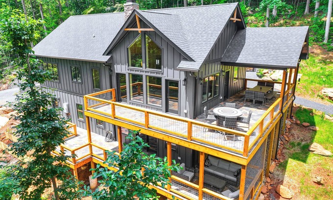 Nellysford Cabin | Modern Nellysford Getaway w/View: Deck & Fire Pit