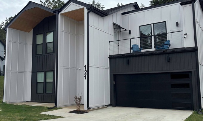 Welcome House | Modern, New Build Dog Friendly 3-bedroom home close to DT Greenville