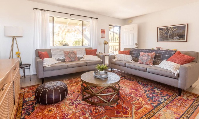 Joshua Tree House | Modern Oasis. Close to National Park, Views, FirePit, Family & Pet Friendly