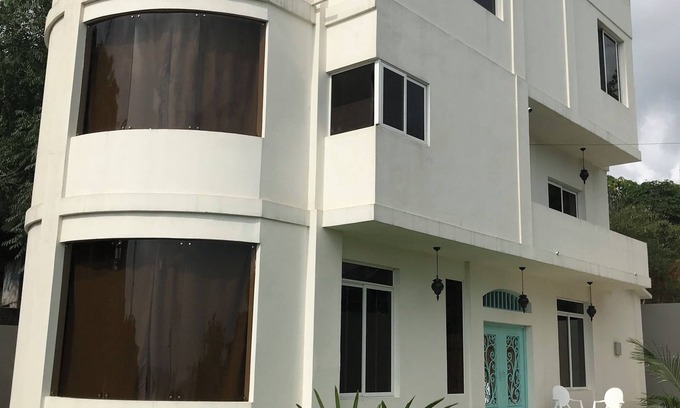 Montanita House | Modern oceanfront house in Montañita Estate, 5 minutes from the beach!